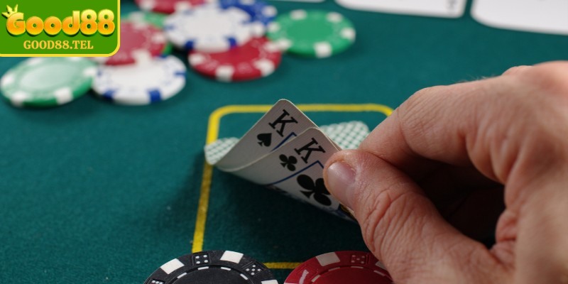 Một ván poker thường trải qua nhiều vòng cược khác nhau