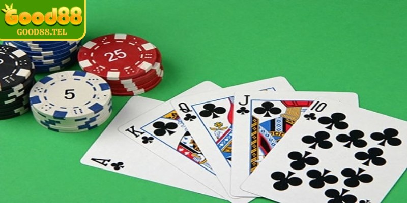 Người chơi cần đưa ra quyết định phù hợp với thế bài và diễn biến bàn cược
